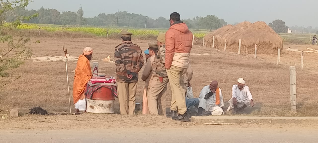 अवैध खनन के खिलाफ बाबा ने खोला मोर्चा, दूध फैक्ट्री के सामने शुरू किया धरना-प्रदर्शन